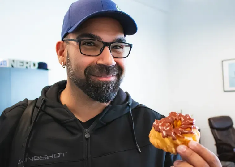 homme sourire avec un beigne / smiling man with a doughnut