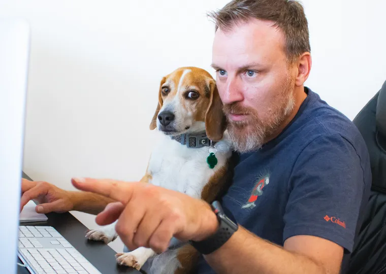 Homme avec un beagle sur les genoux Man with a beagle on his lap