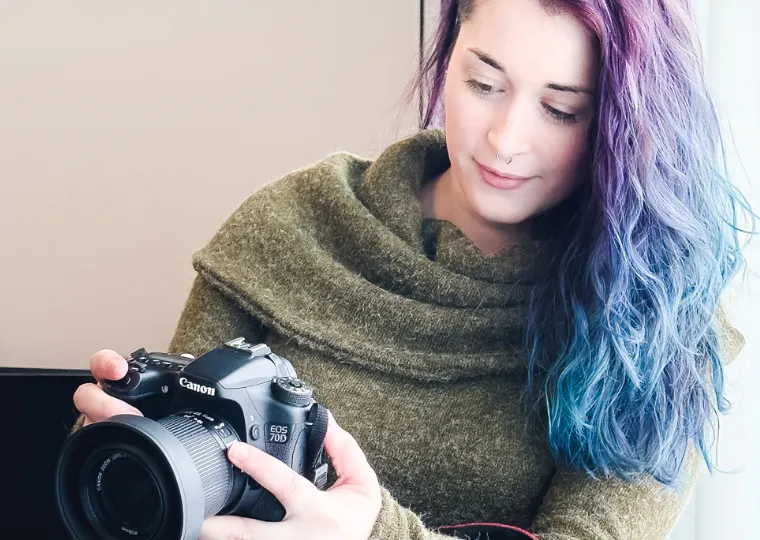 femme cheveux bleu et violet prenant photo avec appareil / woman with blue and purple hair taking picture with camera