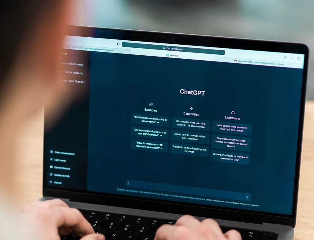 Une personne qui utilise Chat GPT sur un ordinateur portable