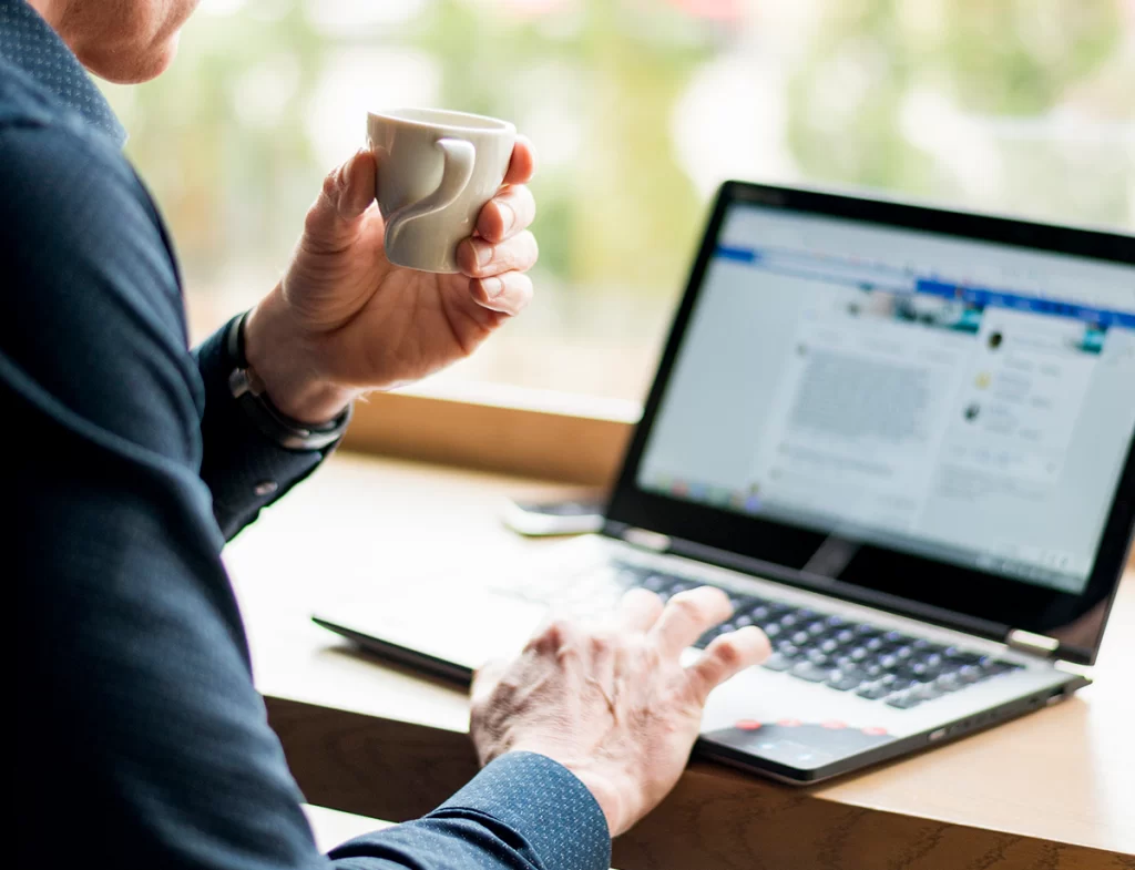 Homme qui découvre les nouvelles fonctionnalités premium de Linkedin pour petites et moyennes entreprises