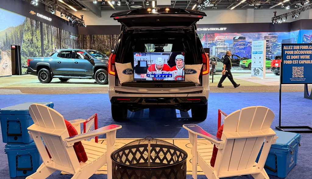 Tailgate avec tv, chaise et foyer au Salon de l'auto de montréal 2026