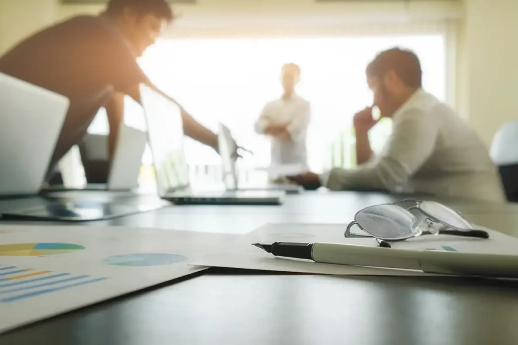 équipe qui discute de stratégie marketing pour une entreprise